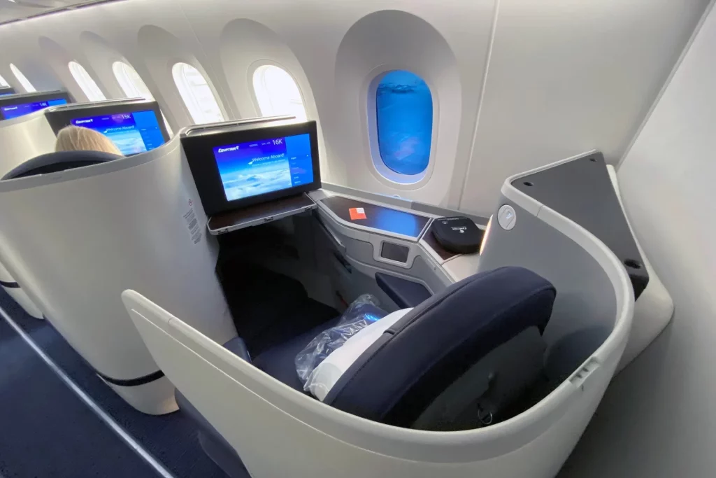 Cabine Business Class Egyptair avec siège full-flat et écran individuel, idéale pour un week-end de luxe au Caire.