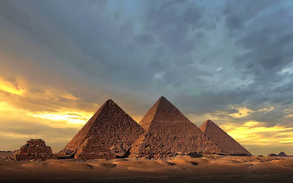 Pyramides de Gizeh au coucher du soleil - Voyages de Luxe