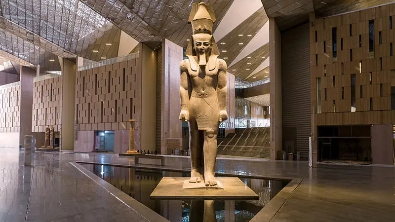 Statue colossale de Ramsès II exposée dans le hall principal du Grand Egyptian Museum au Caire.