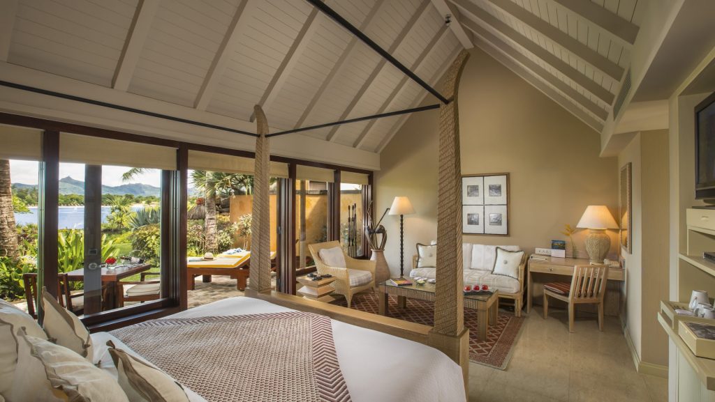 Chambre Luxury Pavilion with Ocean View de The Oberoi Beach Resort Mauritius, avec lit à baldaquin, terrasse privée et vue sur l’océan Indien