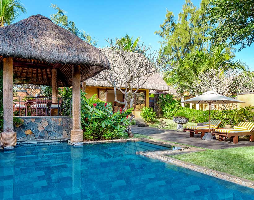 Luxury Villa With Private Pool du The Oberoi Beach Resort Mauritius, avec grande piscine privée, gazebo en toit de chaume, transats et jardin tropical luxuriant 