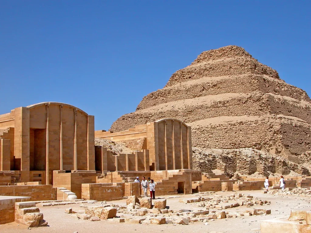 Visite privée de la pyramide à degrés de Djéser à Saqqarah, un moment exclusif signé Voyages de Luxe