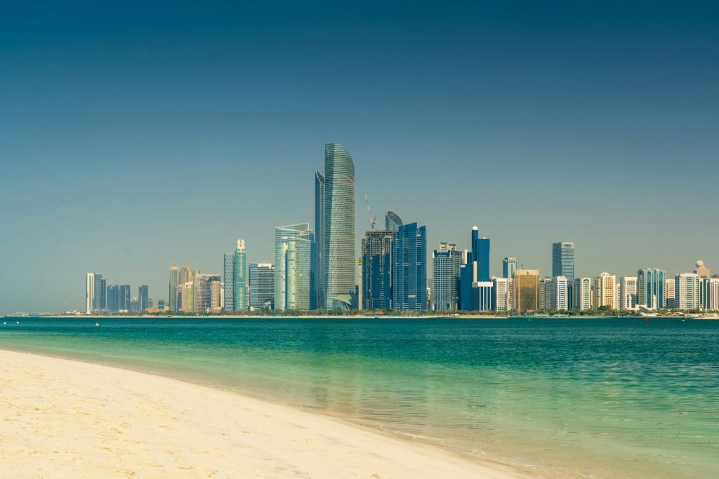 combine-dubai-abu-dhabi-skyline-plage-luxe