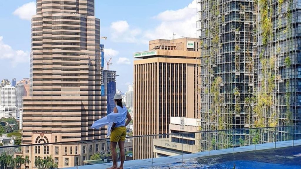 Four Seasons Kuala Lumpur, piscine à débordement avec vue sur les tours Petronas
