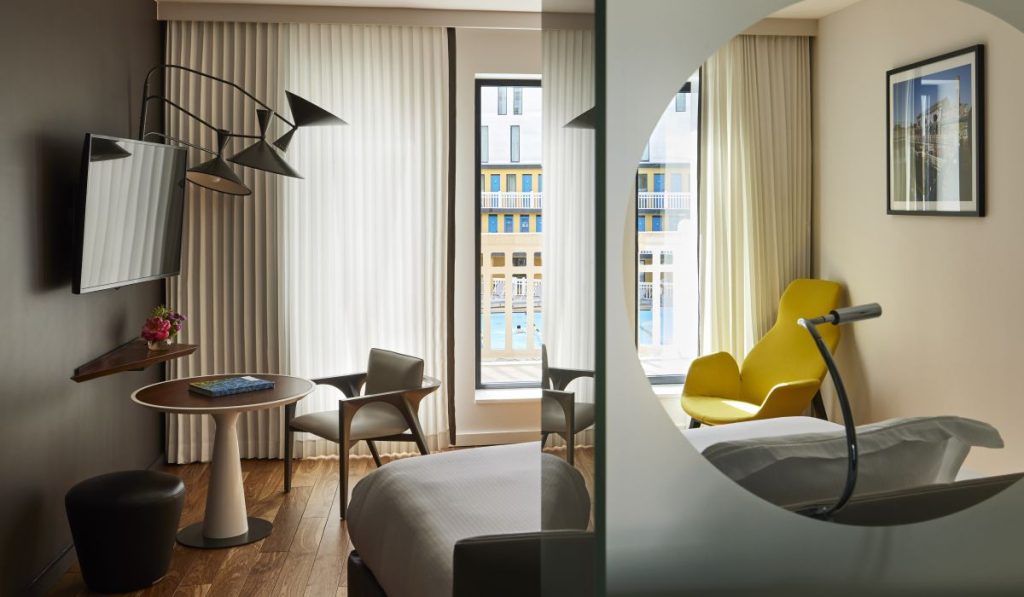 hotel-molitor-paris-chambre-luxe-vue-bassin