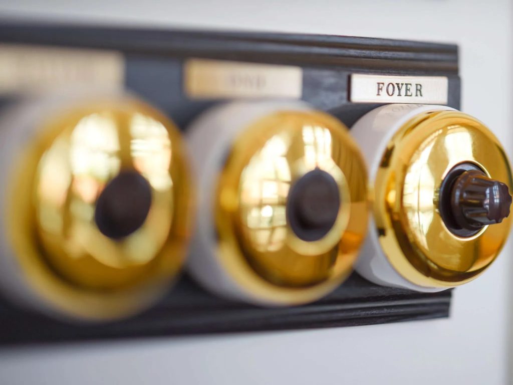 Détail emblématique et service de la Personality Suite King au Raffles Singapore