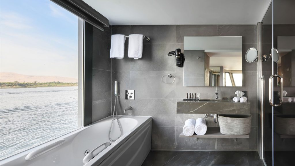 historia-nile-cruise-royal-suite-salle-de-bain-vue-nil
