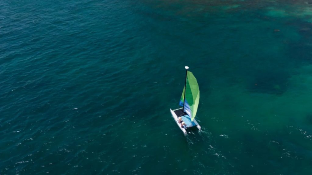 catamaran Amanoi naviguant dans la baie de Vinh Hy au Vietnam
