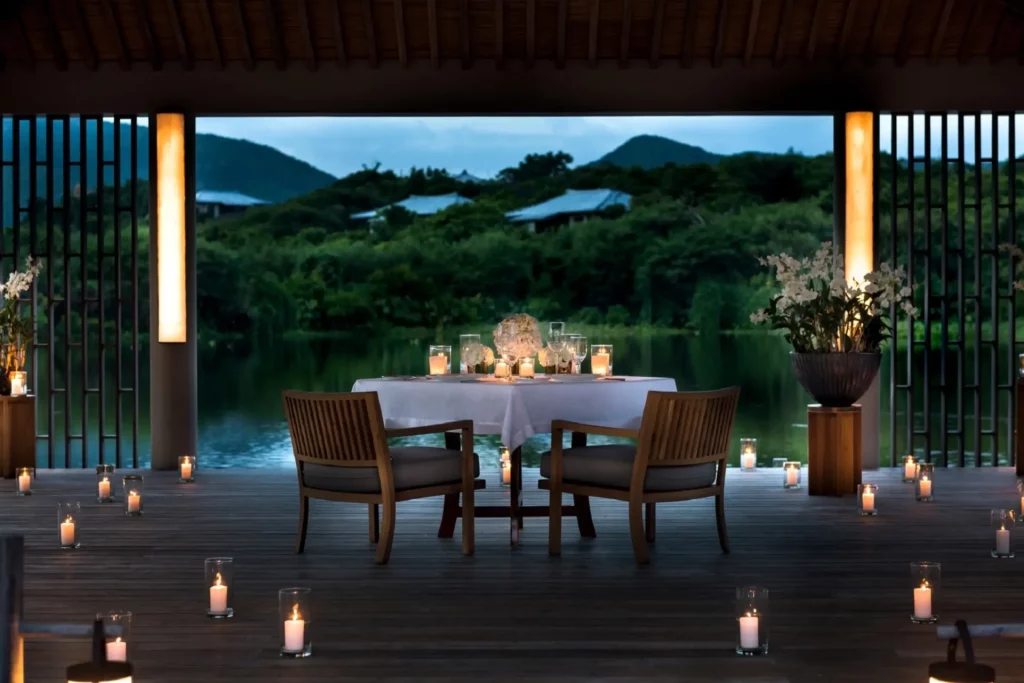 amanoi-diner-romantique-lac-lotus-vietnam