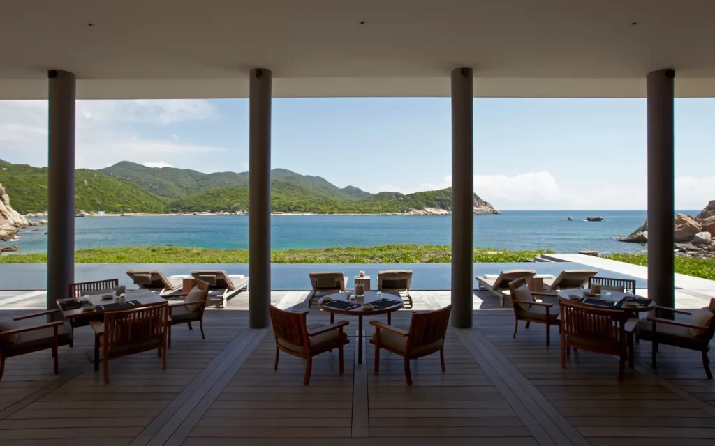 amanoi-restaurant-terrasse-vue-mer-vinh-hy