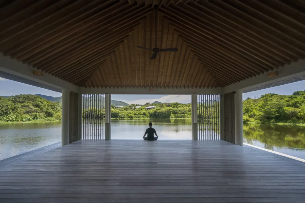 pavillon de yoga Amanoi face au lac dans le parc national de Nui Chua Vietnam