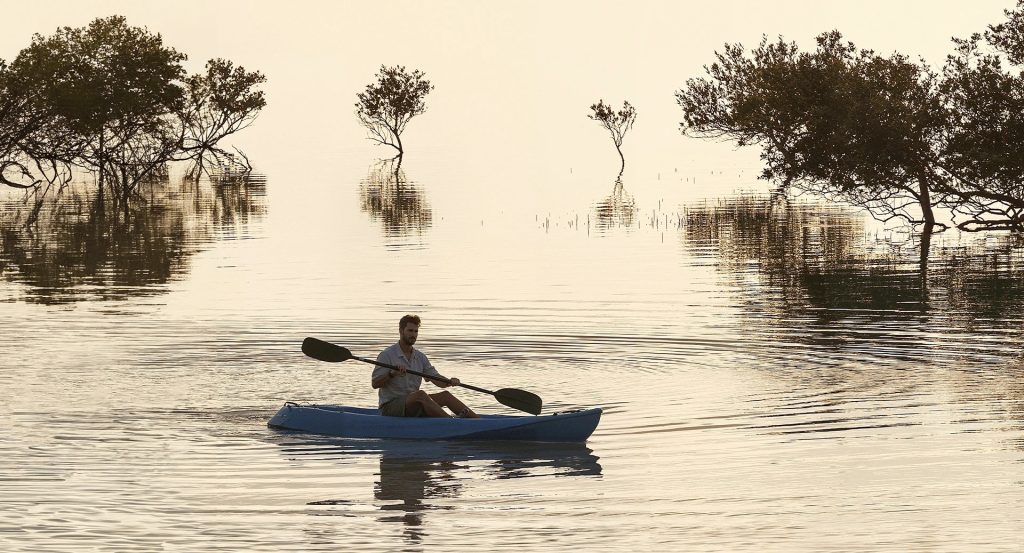 Expérience kayak dans les mangroves à Anantara Mina Ras Al Khaimah, lagon et nature préservée