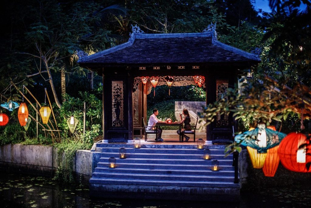 Dîner romantique Banyan Tree Lang Co au Vietnam dans un pavillon privé illuminé de lanternes traditionnelles