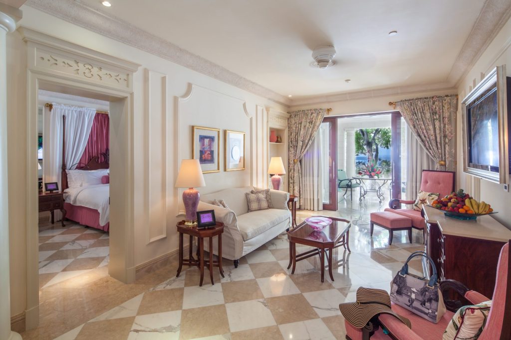 Dolphin Suite du Sandy Lane à la Barbade avec salon élégant et vue sur la mer des Caraïbes