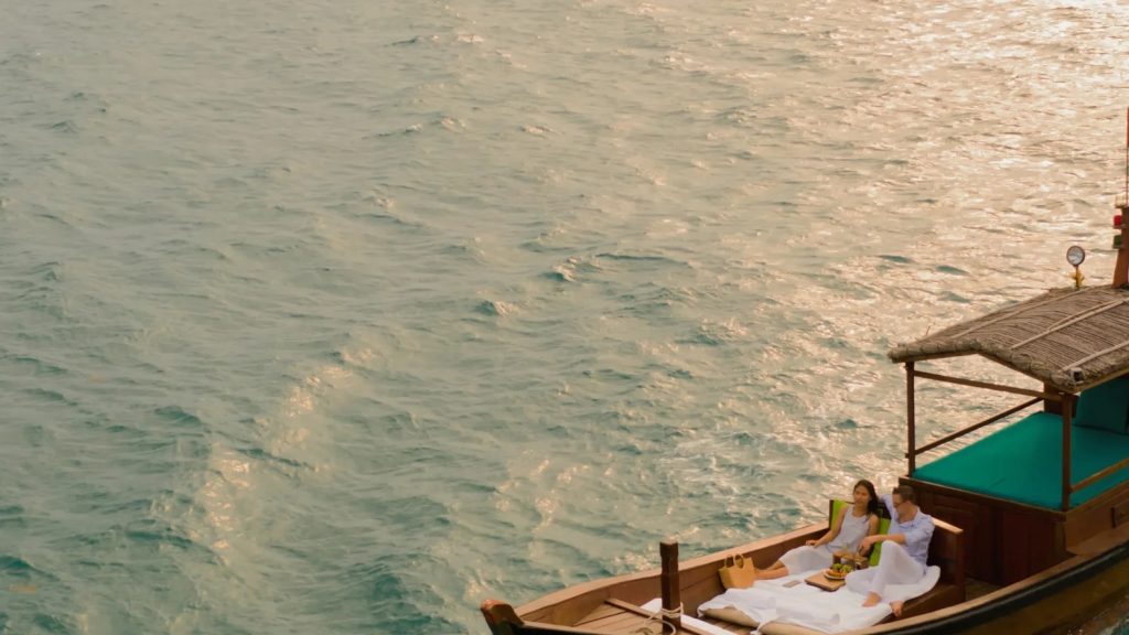 Excursion en bateau dans une baie au Vietnam avec vue sur la mer et paysages naturels