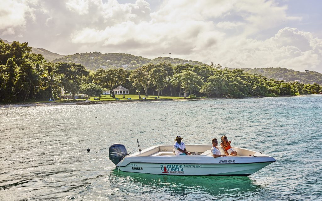 Expérience en bateau privé dans la baie du Round Hill Hotel and Villas en Jamaïque