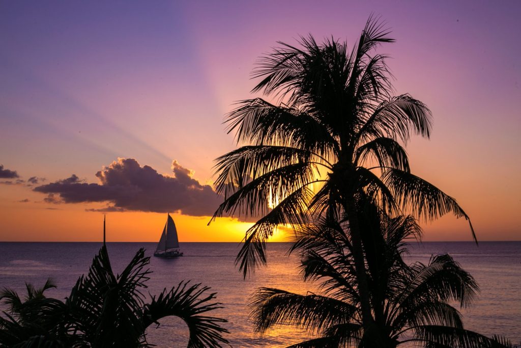 Coucher de soleil sur la mer des Caraïbes avec voilier au large de la Barbade
