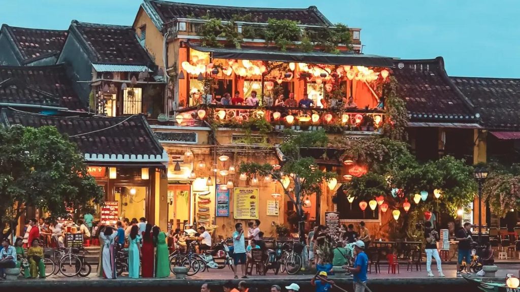Hoi An au Vietnam, ancien port classé UNESCO, illuminé de lanternes en soirée au bord de la rivière