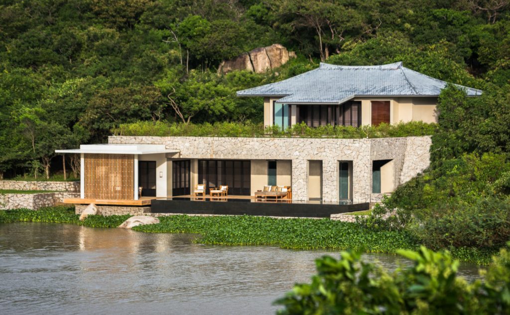 Lake Wellness Pool Villa Amanoi au Vietnam avec terrasse privée et vue sur le lac de lotus