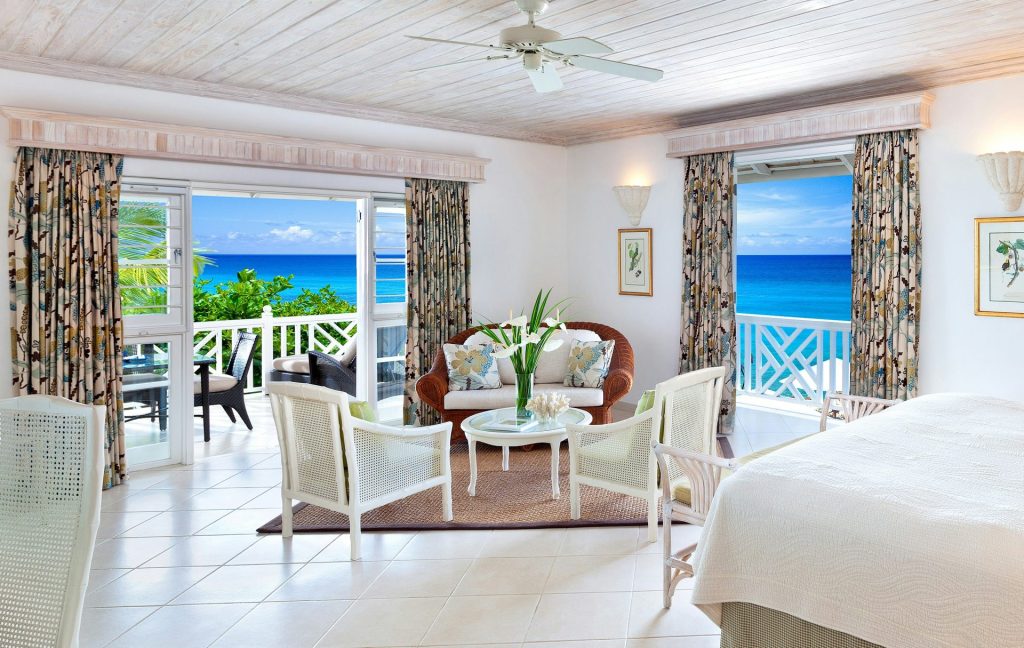 Luxury Junior Suite du Coral Reef Club à la Barbade avec vue mer et terrasse ouverte sur les Caraïbes