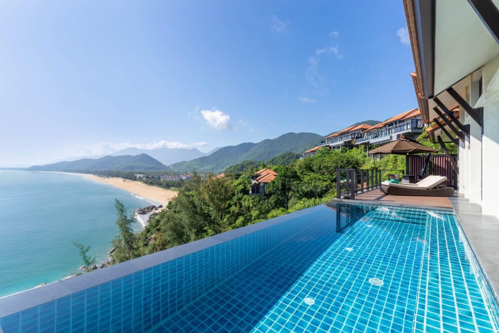 One Bedroom Seaview Hill Pool Villa Banyan Tree Lang Co au Vietnam avec piscine à débordement et vue mer panoramique