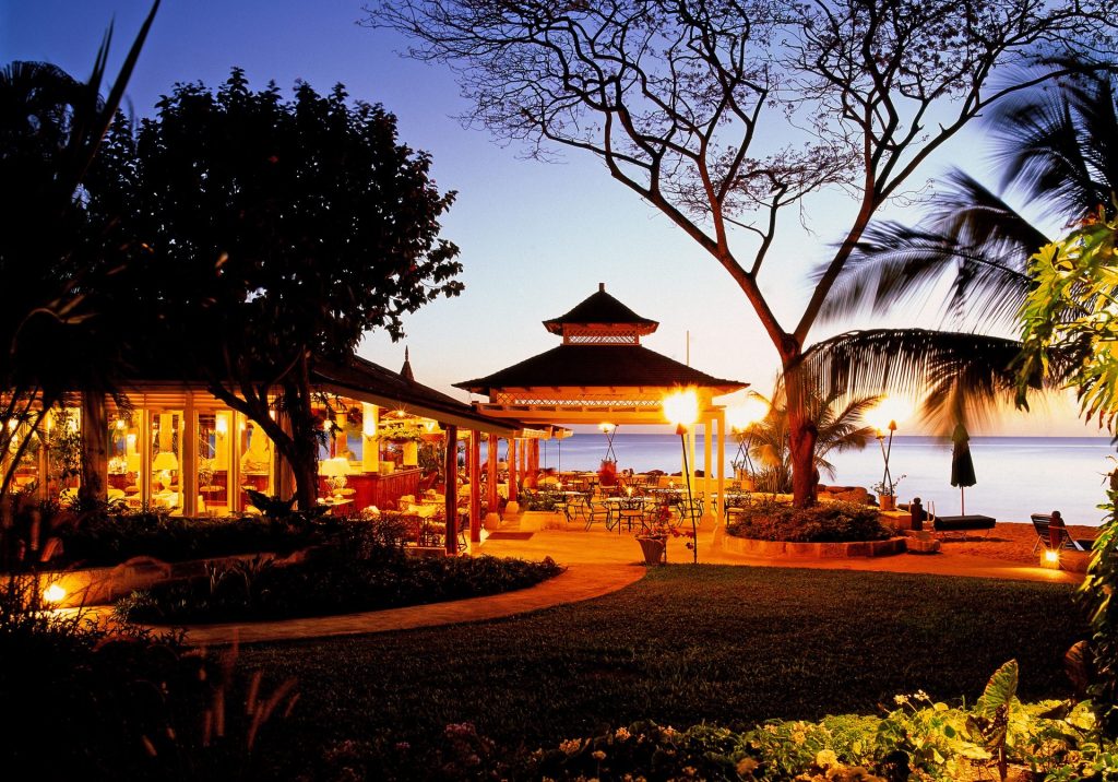Restaurant du Coral Reef Club à la Barbade en soirée avec vue sur la mer des Caraïbes
