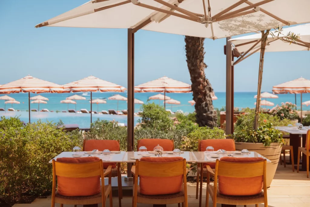 Restaurant en bord de plage au Royal Mansour Tamuda Bay avec vue sur la mer Méditerranée