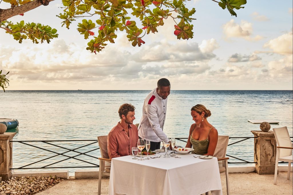 Dîner au restaurant du Round Hill Hotel and Villas en Jamaïque avec vue sur la mer des Caraïbes