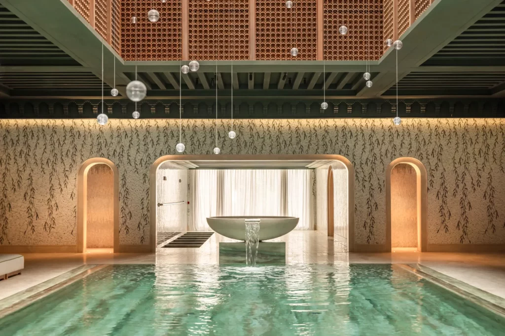 Piscine et architecture du Medi-Spa du Royal Mansour Tamuda Bay entre lumière naturelle et design contemporain
