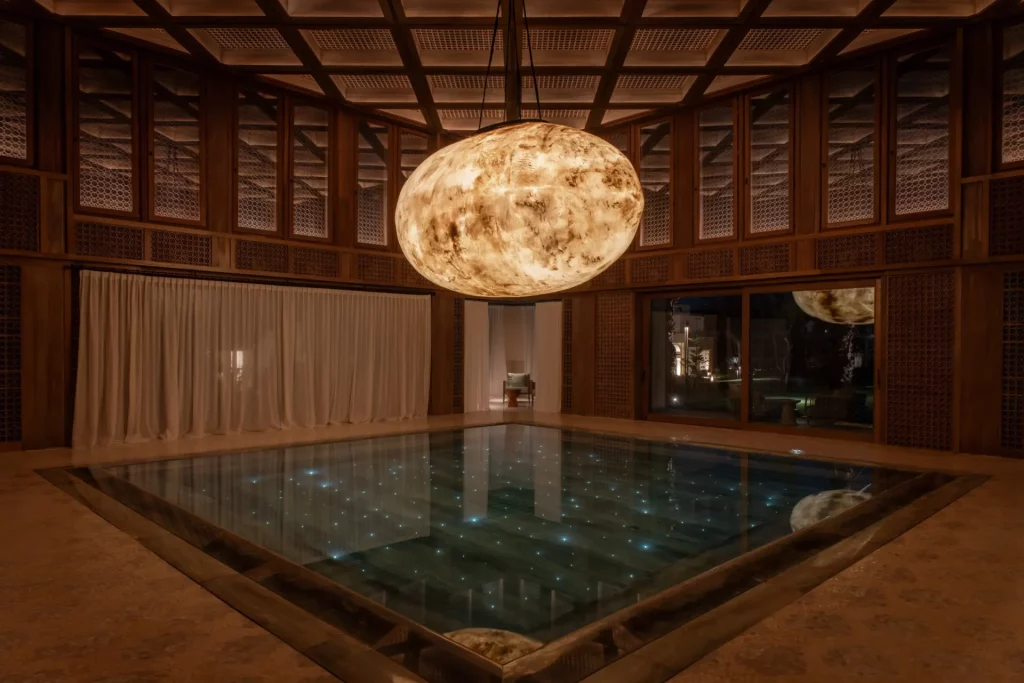 Piscine intérieure du Medi-Spa du Royal Mansour Tamuda Bay dans une atmosphère tamisée et apaisante