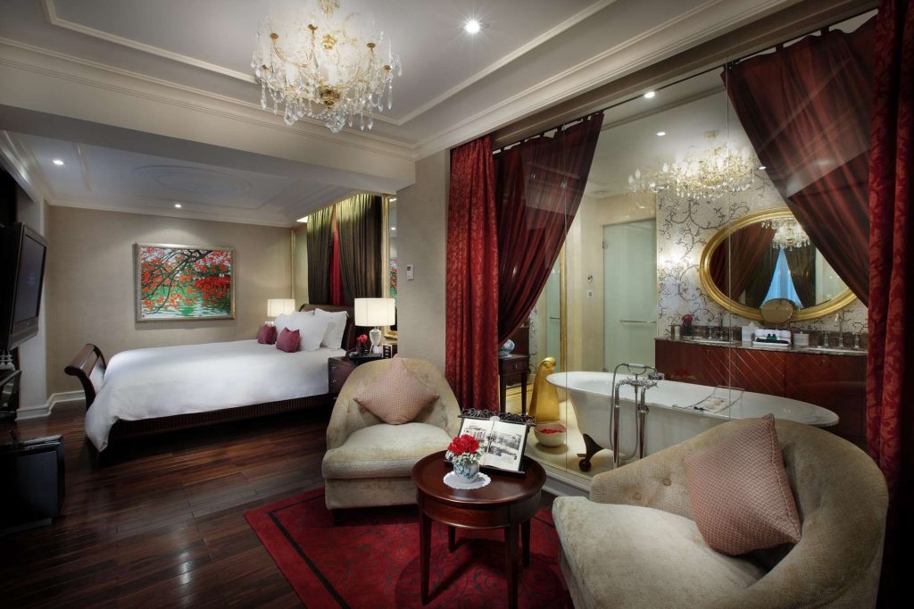 Chambre et salle de bain de la Grand Prestige Suite au Sofitel Legend Metropole Hanoi
