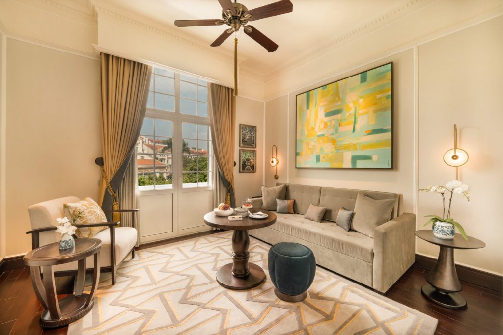 sofitel-legend-metropole-hanoi-metropole-suite-salon-vue