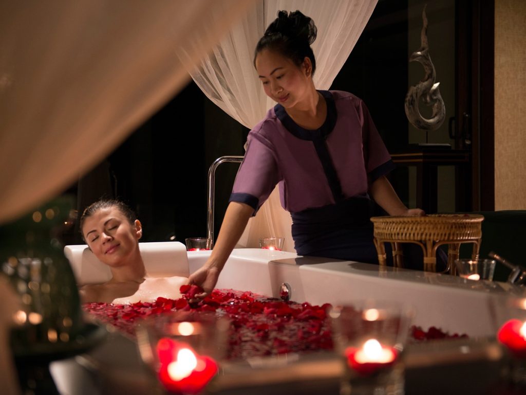 Rituel bien-être avec bain aux pétales de fleurs au Banyan Tree Lang Co, expérience spa de luxe au Vietnam
