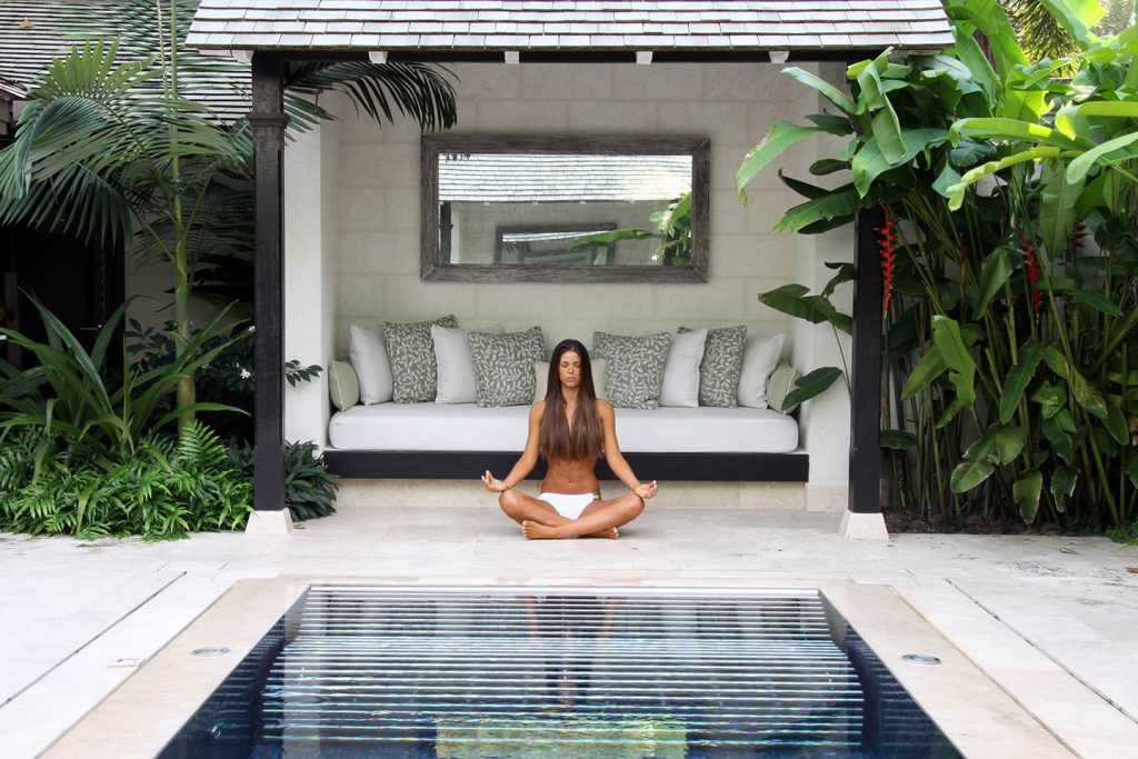 Séance de yoga au spa du Coral Reef Club à la Barbade dans un cadre tropical apaisant