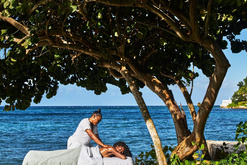 Massage en extérieur au spa du Round Hill Hotel and Villas en Jamaïque face à la mer