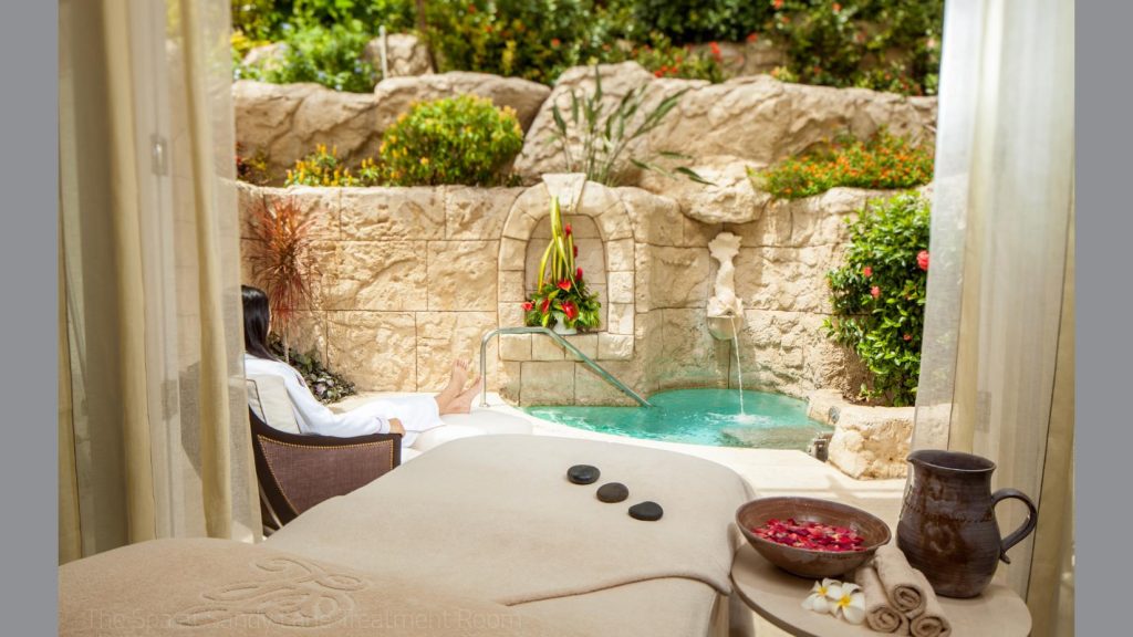 Spa du Sandy Lane à la Barbade avec espace de soin et bassin extérieur dans un cadre tropical