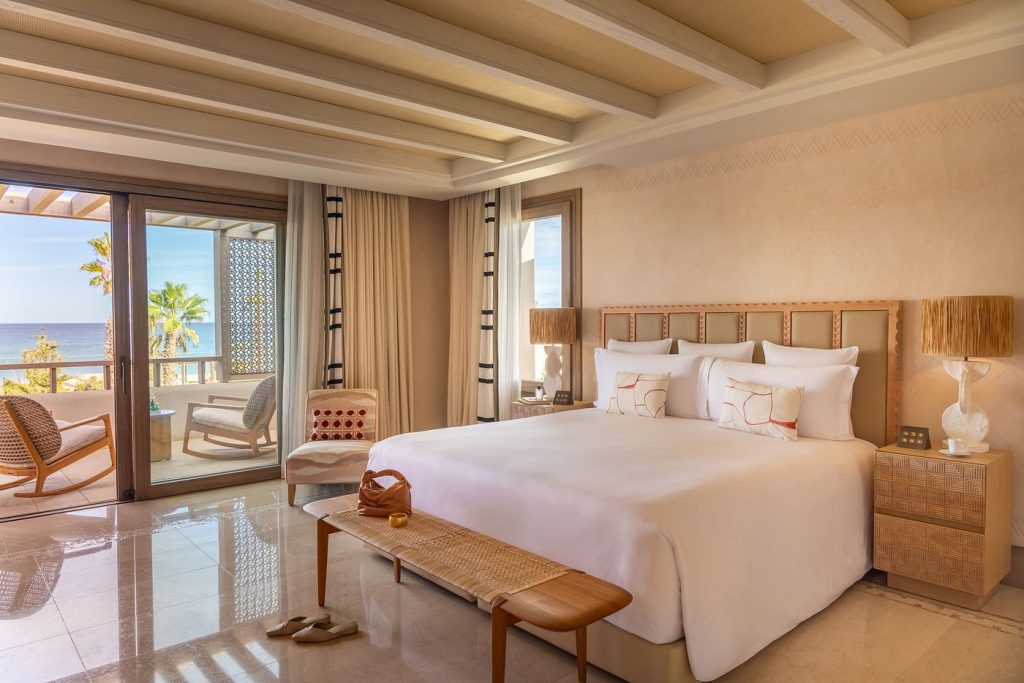 Suite de luxe au Royal Mansour Tamuda Bay avec vue mer et terrasse privée en bord de Méditerranée