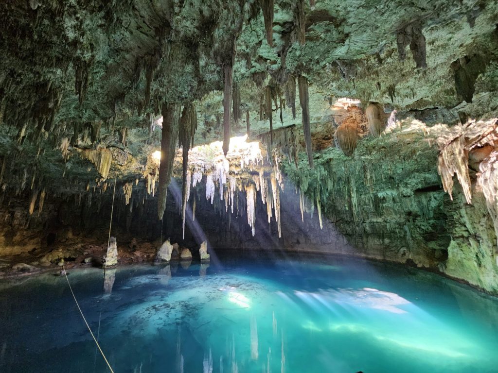 Cenote sacrée dans la péninsule du Yucatán au Mexique avec lumière naturelle et eau turquoise