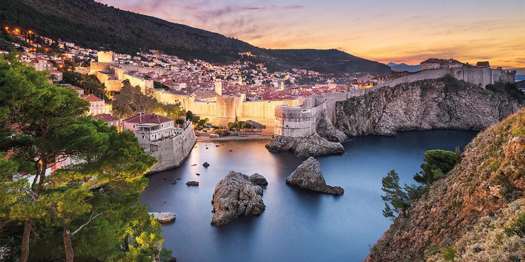 Dubrovnik au coucher de soleil avec remparts et mer Adriatique lors d’une croisière Ponant en Croatie