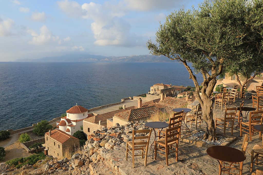 Village grec en bord de mer Égée avec terrasse et vue panoramique lors d’une croisière Ponant en Méditerranée
