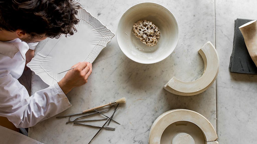 Artisan italien travaillant la porcelaine illustrant le savoir-faire lors d’une croisière Ponant en Méditerranée