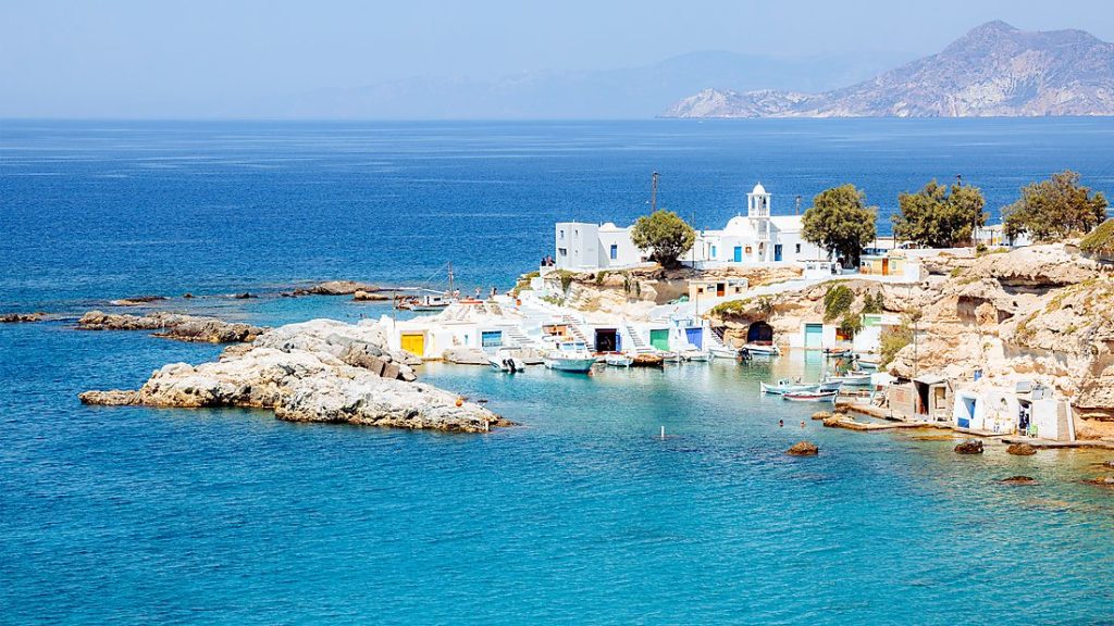 Village côtier en Méditerranée avec maisons blanches et mer turquoise illustrant une croisière Ponant en Méditerranée