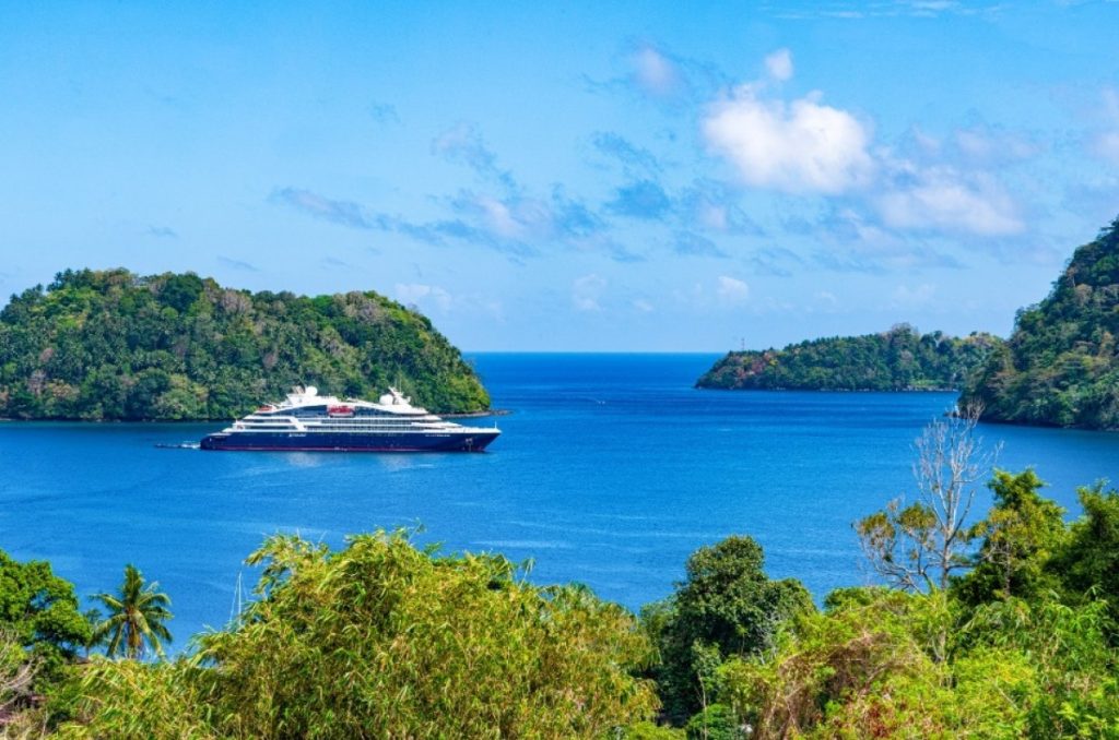 Yacht Le Jacques Cartier en croisière Ponant en Polynésie entre îles volcaniques et lagon
