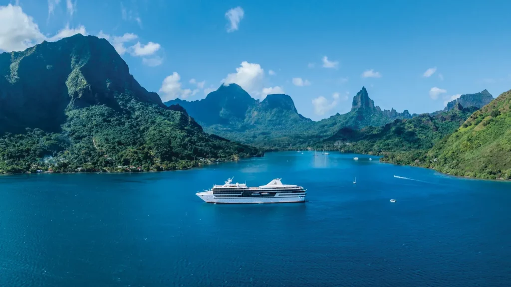 Navire Paul Gauguin en croisière Ponant en Polynésie dans la baie de Moorea entourée de montagnes