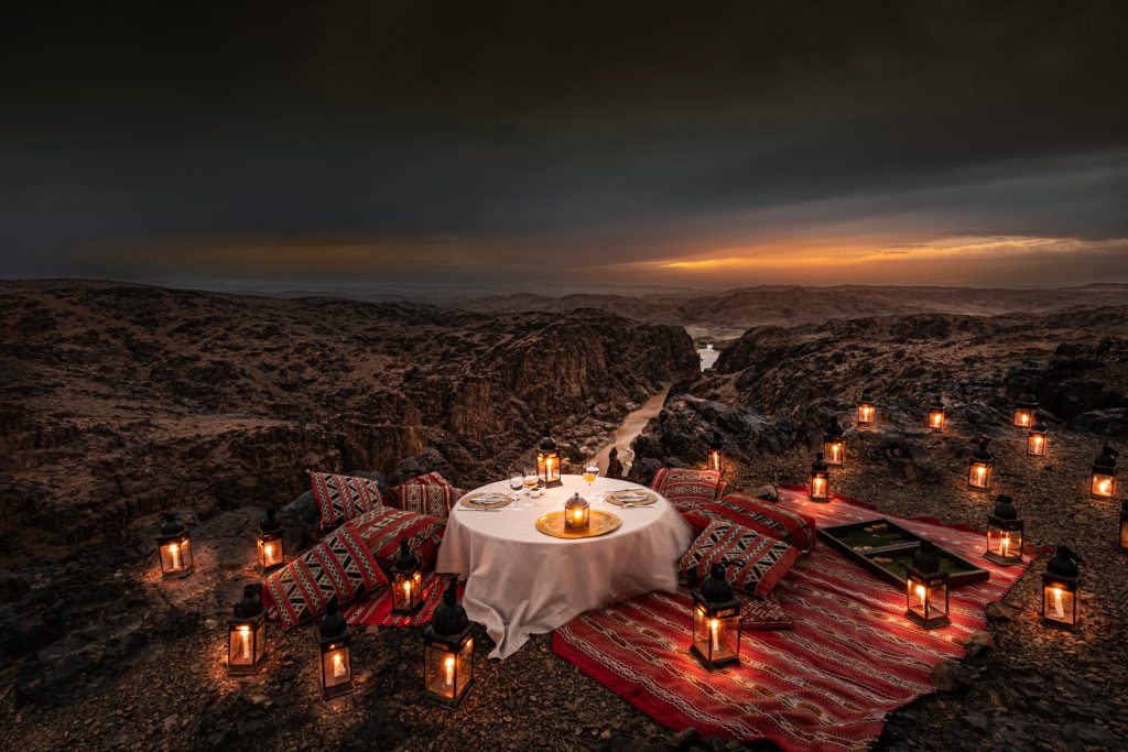 Dîner privé au coucher du soleil dans un canyon à Skoura, expérience exclusive Dar Ahlam au Maroc