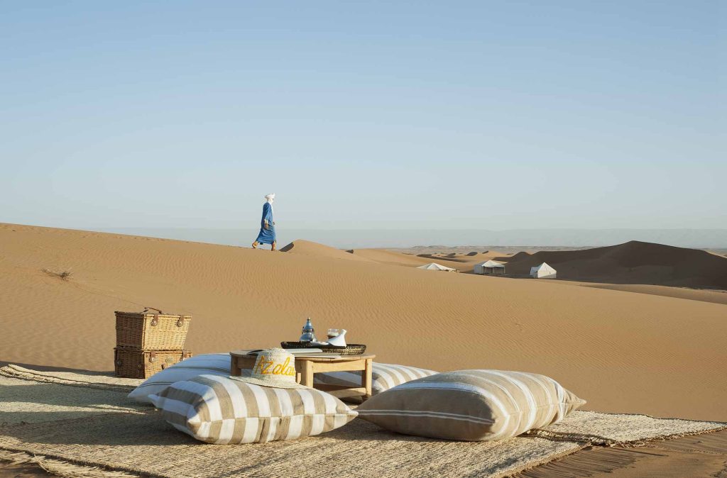 Camp de luxe dans les dunes de Chegaga au Maroc avec salon extérieur et désert du Sahara