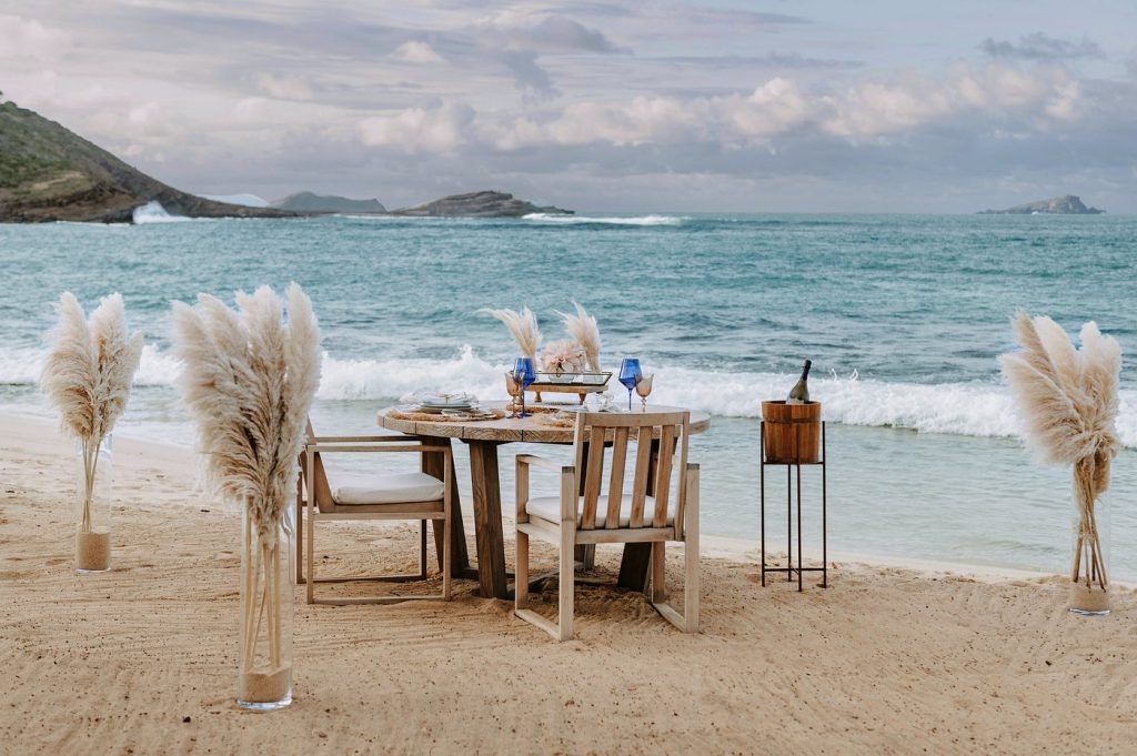 Dîner privé sur la plage au Rosewood Le Guanahani à Saint-Barth face à la mer des Caraïbes