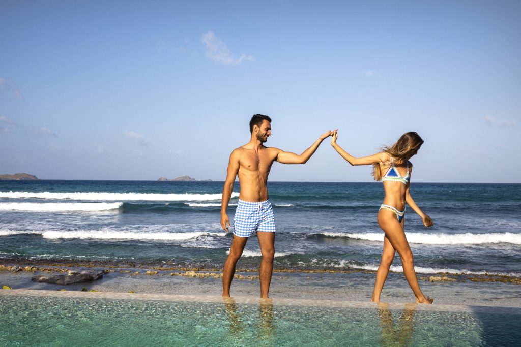 Couple marchant sur la plage Manapany Saint-Barth expérience luxe mer