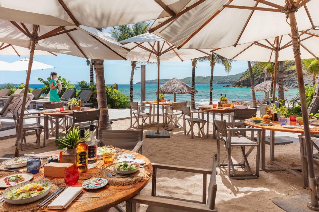 Restaurant Sandy Beach Manapany Saint-Barth tables sur la plage vue mer