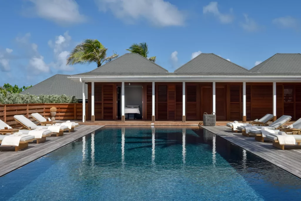 Espace spa avec bassin au Sense Spa du Rosewood Le Guanahani à Saint-Barth dans un cadre tropical apaisant